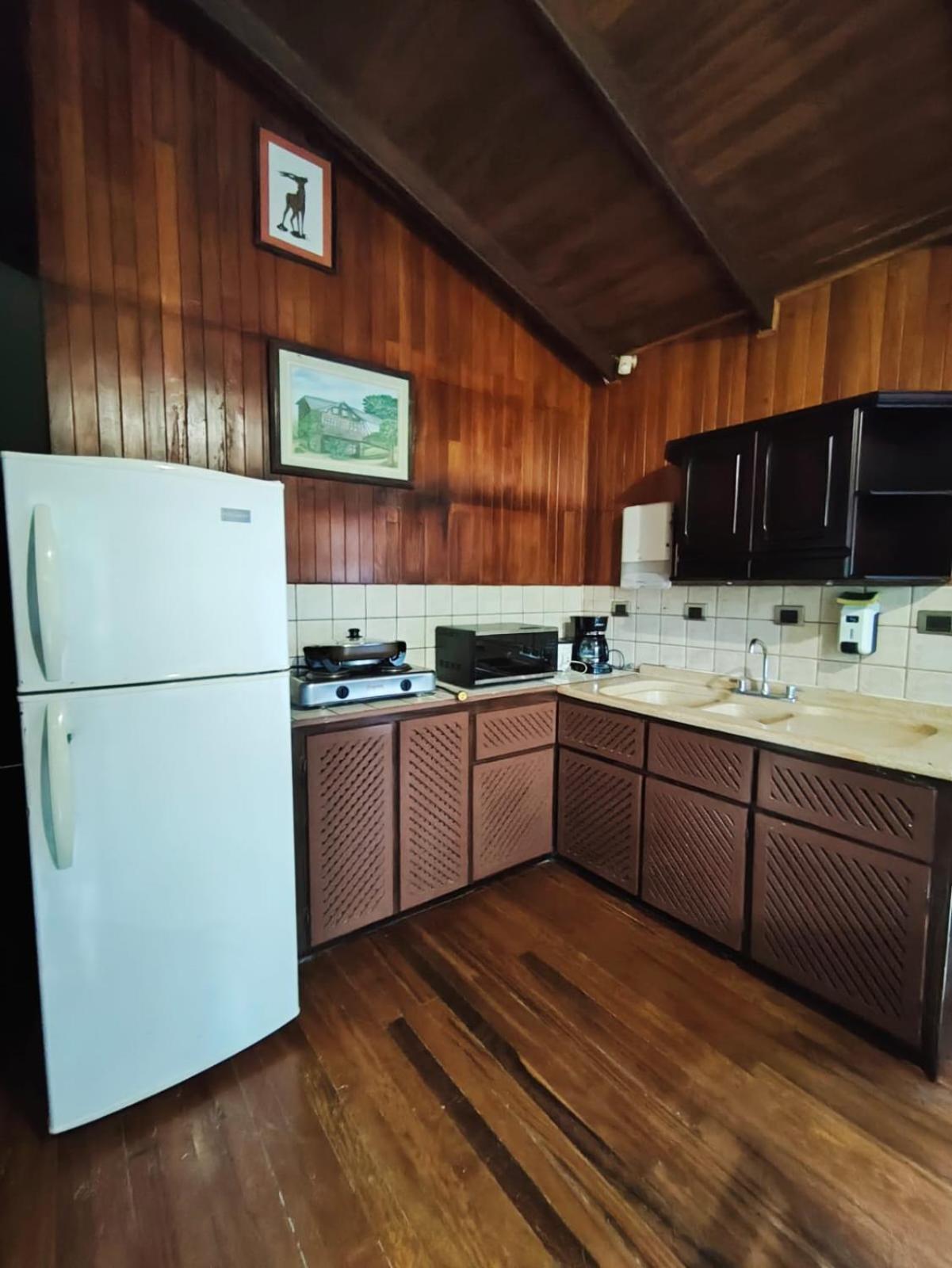 Avita Lodge Quesada  Εξωτερικό φωτογραφία